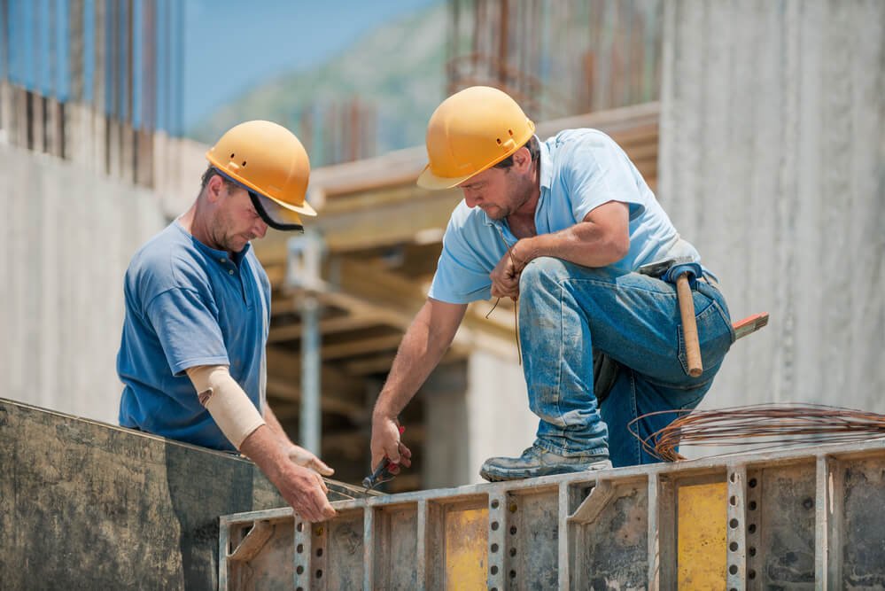 235341-redator-entregar-ate-as-12h-do-dia-0609-pedreiro-ou-empreiteira-qual-contratar-para-realizar-uma-obra